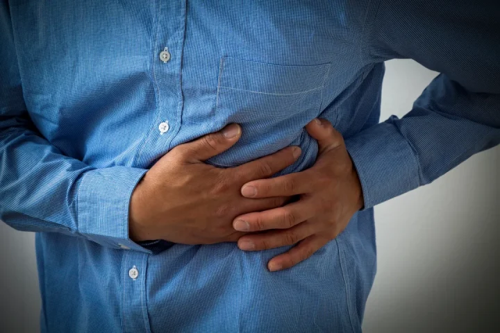 肋骨を押すと痛いのはがんが原因？症状や治療法を解説