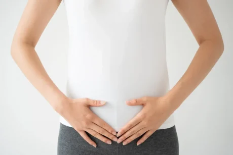 妊娠中に子宮頸がんが見つかったら？治療法や出産への影響を解説