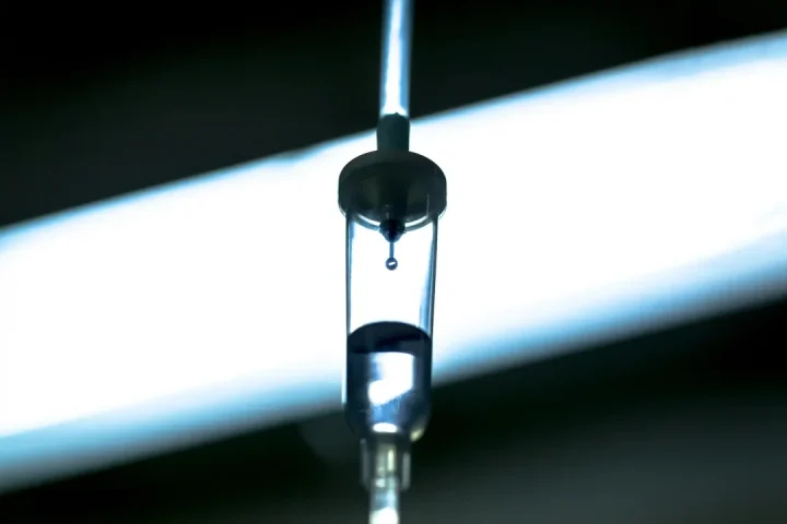 抗がん剤と放射線治療、どちらがつらい?副作用・費用・期間を比較 抗がん剤と放射線治療、どちらがつらい?副作用・費用・期間を比較