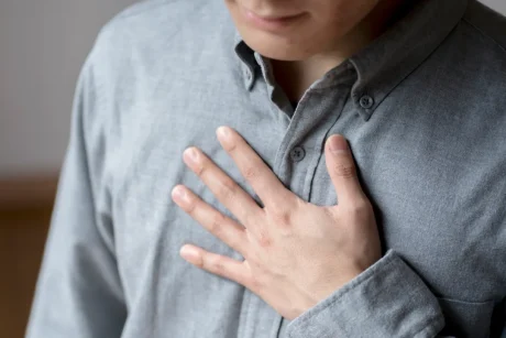 男性乳がんの治療と予後｜手術・抗がん剤・ホルモン療法の違いと再発リスクについて