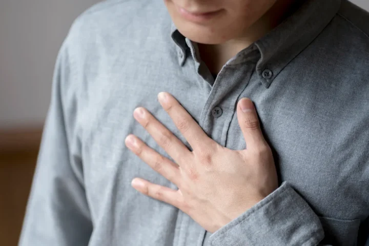 男性乳がんの治療と予後｜手術・抗がん剤・ホルモン療法の違いと再発リスクについて