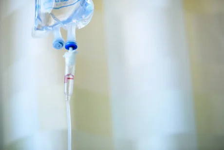 CVポートとは？抗がん剤治療で使う理由やCVカテーテルとの違い、生活の注意点を解説