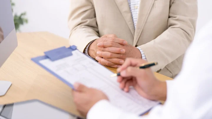 前立腺癌は治療しなくても大丈夫？経過観察との違いを解説